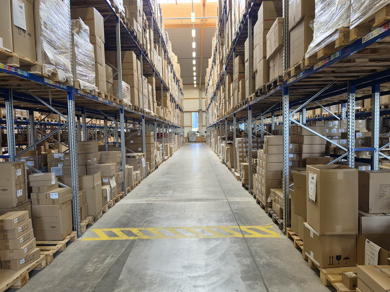 Long racking aisle in the Semmelhaack Logistik pallet warehouse